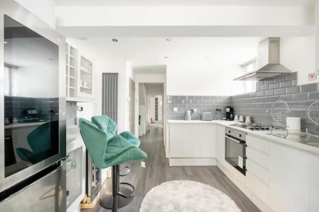 Modern House With Relaxing Hot Tub Apartment Uxbridge