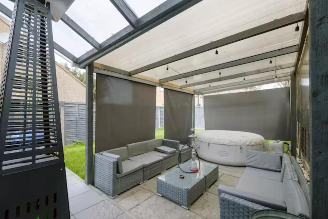 Modern House With Relaxing Hot Tub * Uxbridge