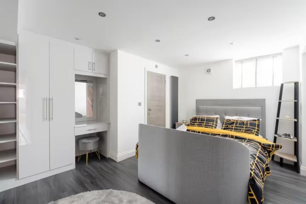 Modern House With Relaxing Hot Tub * Uxbridge