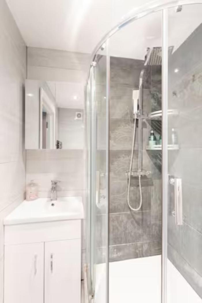 Modern House With Relaxing Hot Tub Apartment Uxbridge