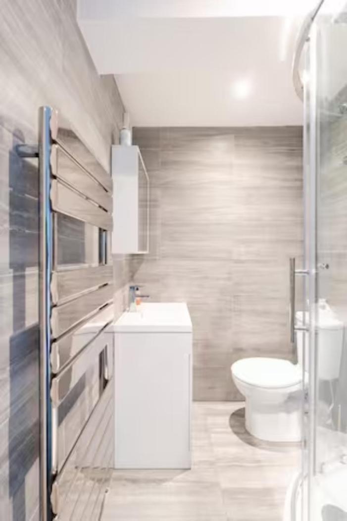 Modern House With Relaxing Hot Tub Uxbridge