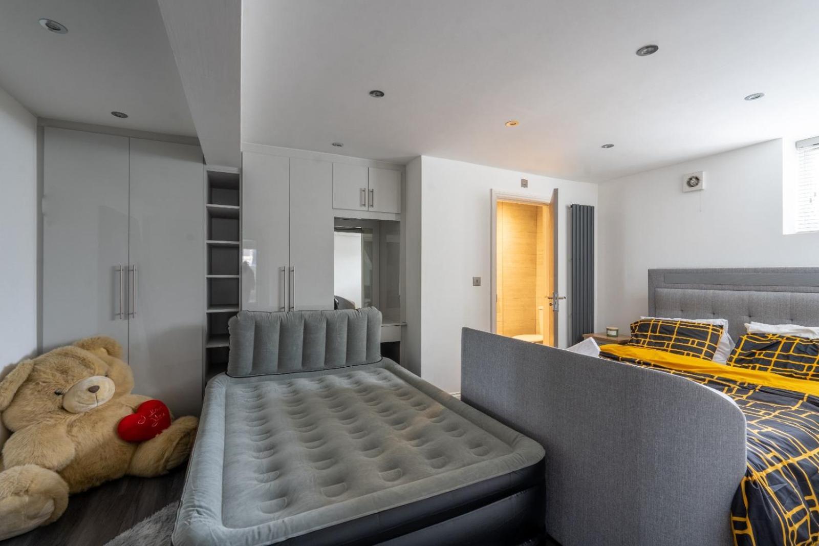 Modern House With Relaxing Hot Tub Uxbridge